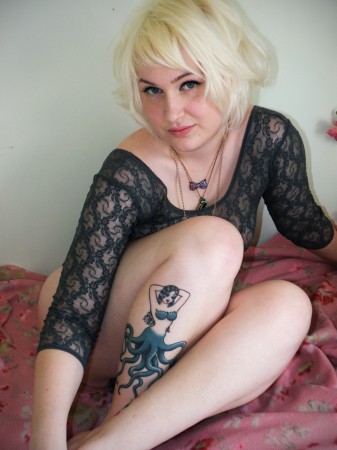 Блондиночка с татуировкой на пояснице и интимным пирсингом