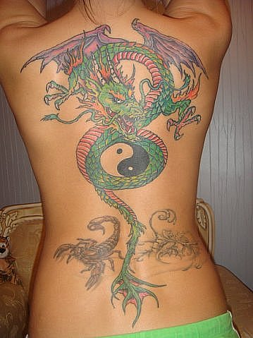 Красивая женская татуировка на спине в виде дракона и двух скорпионов