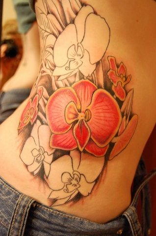 Татуировка на женской спине в виде цветов