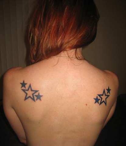 Татуировка - звезды, на обеих сторонах  спины