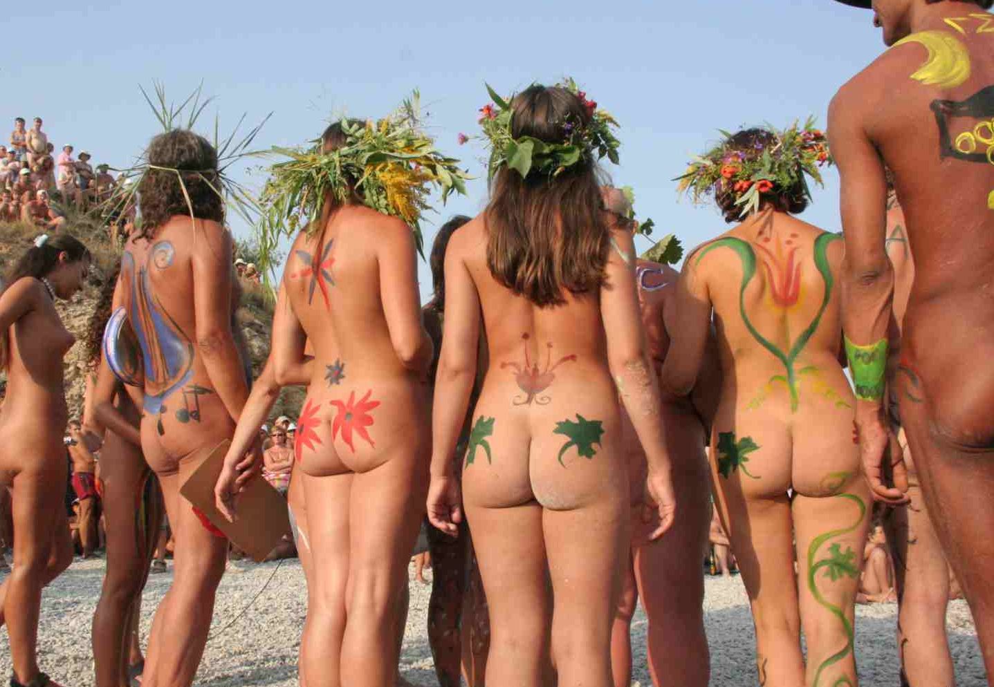 Фестиваль эротического боди-арта на берегу моря порно фото